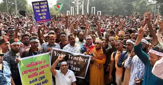 শহিদ মিনারে প্রাথমিক শিক্ষকদের অবস্থান, দুই উপদেষ্টার পদত্যাগ দাবি